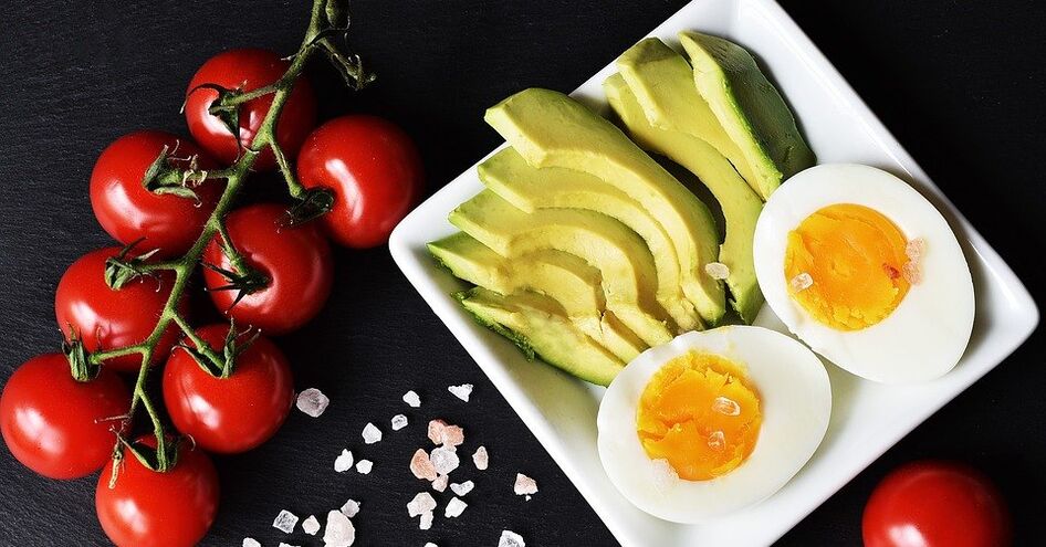 Ovo fervido, aguacate e tomates