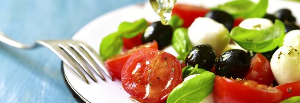 a ensalada de verduras forma parte da dieta mediterránea